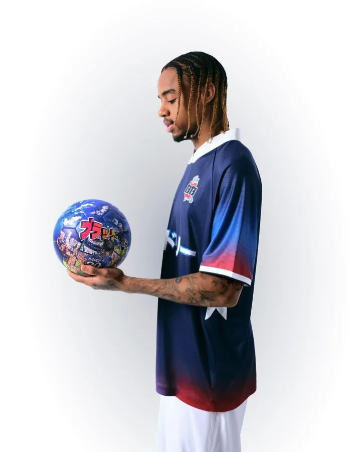 Bradley Barcola avec ballon, portrait en studio à Paris