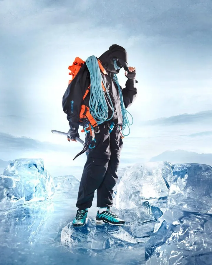 Inoxtag en tenue d’alpiniste sur la glace, studio photo Paris 18e